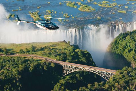 Victoria Falls Town: classico volo in elicottero