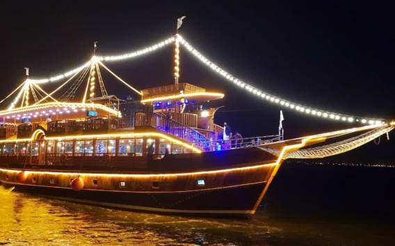 Dubai: Weltgrößte Dhow Dinner Cruise auf dem Dubai Creek