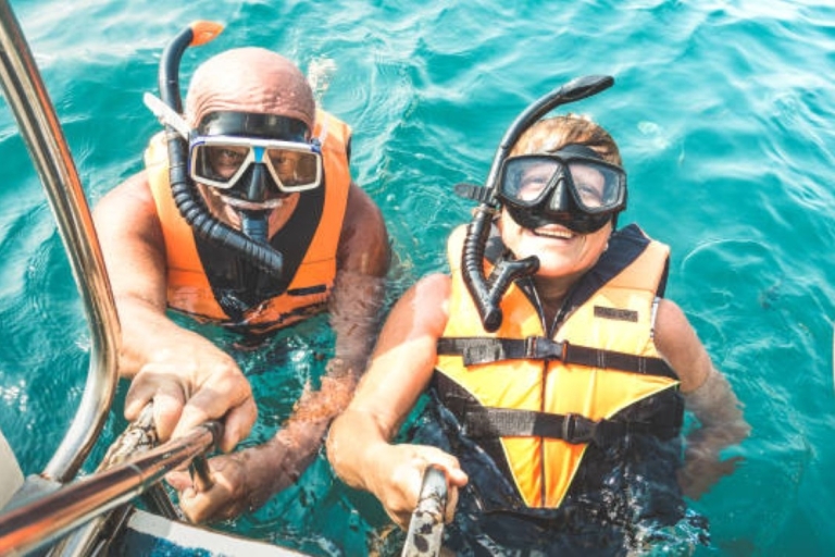 Au départ de Safaga : excursion en bateau de snorkeling à Orange Bay et sports nautiquesAu départ de Safaga : croisière en yacht avec plongée en apnée à Orange Bay avec déjeuner.
