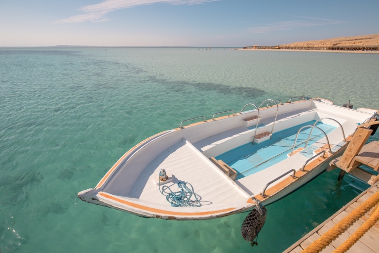 Desde Safaga: Excursión en barco de snorkel y deportes acuáticos en Orange BayDesde Safaga: Crucero en yate con snorkel por la Bahía de Orange con almuerzo