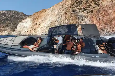Serifos : Croisière privée en semi-rigide avec arrêts de baignade, collations et boissons
