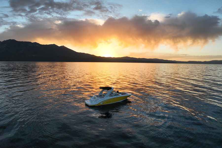 Lake Tahoe: 2-stündiger privater Bootscharter bei Sonnenuntergang. Foto: GetYourGuide