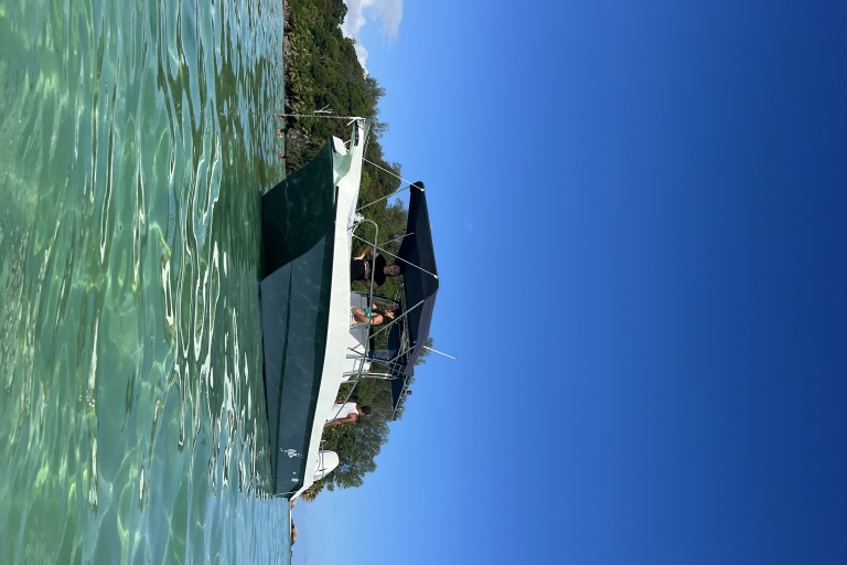 Alquiler de barcos y excursiones por las islas SeychellesCharter de un día entero para pescar en las islas Seychelles