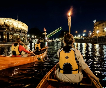 Klaipeda: Tour guidato serale in canoa di legno