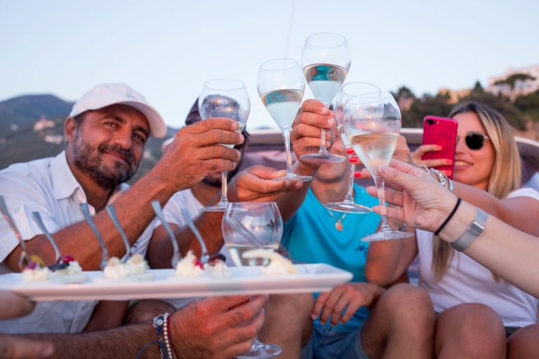 Positano : Capri - Journée complète d'excursion en bateau avec boissons et nourriturePositano : Capri - Journée complète d'expérience en bateau traditionnel