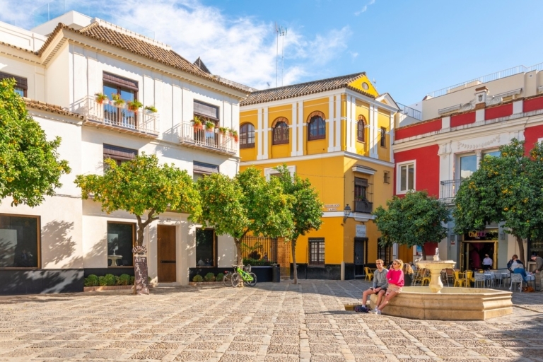 Sevilla: Visita a pie en grupo reducido al Barrio de Santa CruzTour en español