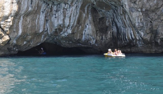 Visit Gaeta Private Cruise to Montagna Spaccata and Devil's Well in Terracina, Italia