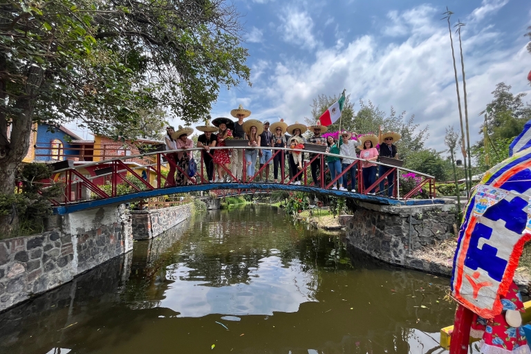 MexicoCity: tradycyjna wycieczka łodzią po Xochimilco z meksykańskim jedzeniemMeksyk: wycieczka łodzią Xochimilco z lunchem