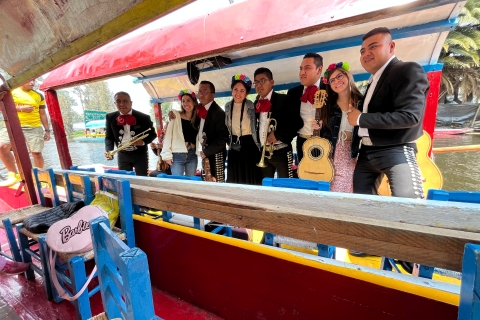 MexicoCity: tradycyjna wycieczka łodzią po Xochimilco z meksykańskim jedzeniemMeksyk: wycieczka łodzią Xochimilco z lunchem