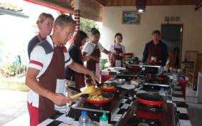 Ubud: Balinese Cooking Class and Market Tour with Transfers