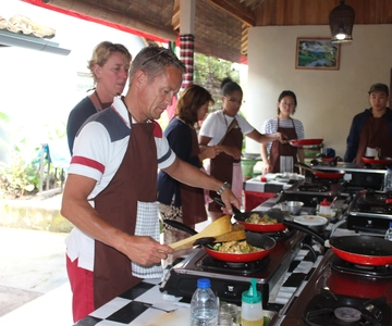 Ubud: Balinese Cooking Class and Market Tour