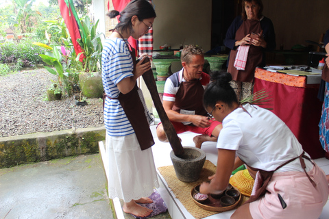 Ubud: Balinese Cooking Class and Market Tour with Transfers