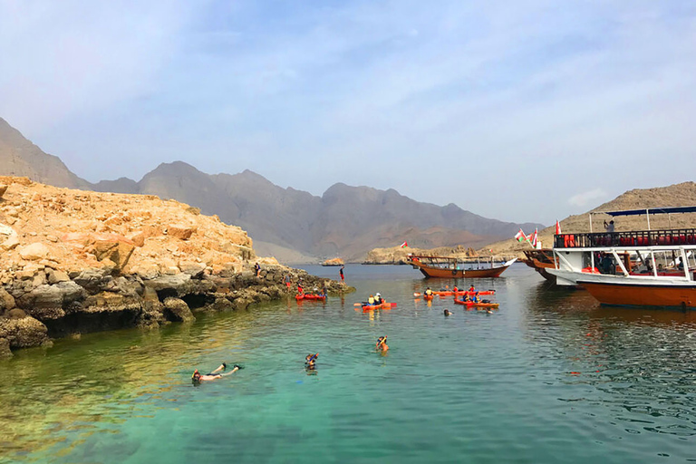 Khasab: Observação de golfinhos, mergulho com snorkel com equipamento e almoçoKhasab Dolphin Watching Day Trip com almoço