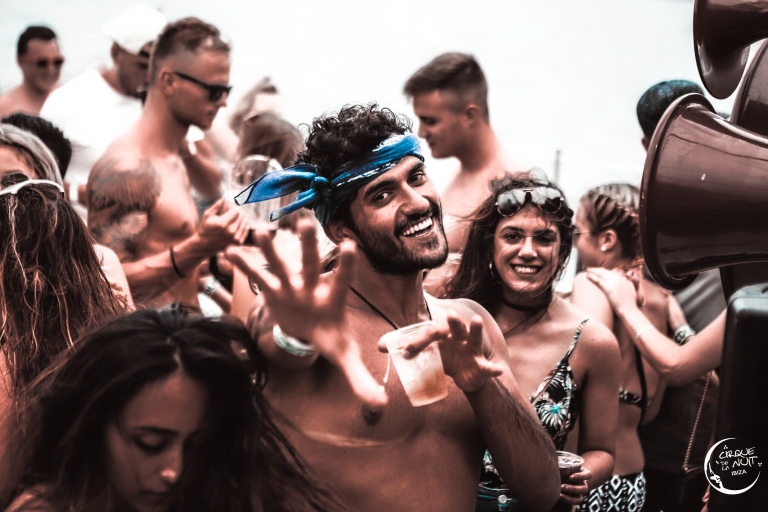 Ibiza: Fiesta en barco con bebidas ilimitadas y DJ