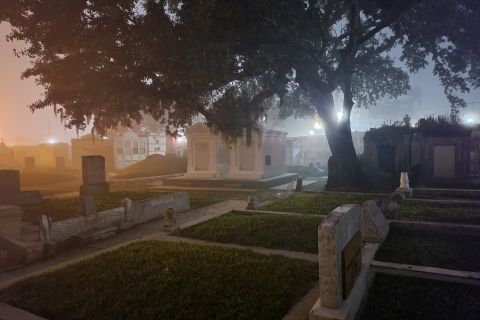 New Orleans: begraafplaatsbustour in het donker met exclusieve toegang