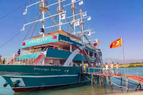 Stadt von Side: Sightseeing Cruise mit Badestopps und Schaumparty