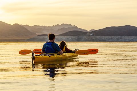 Lake Mead: Sunset Kayaking Tour with Dinner and Campfire