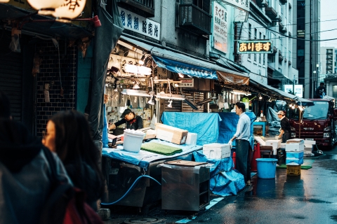 Tsukiji: Outer market walking tour with Sake Tastings