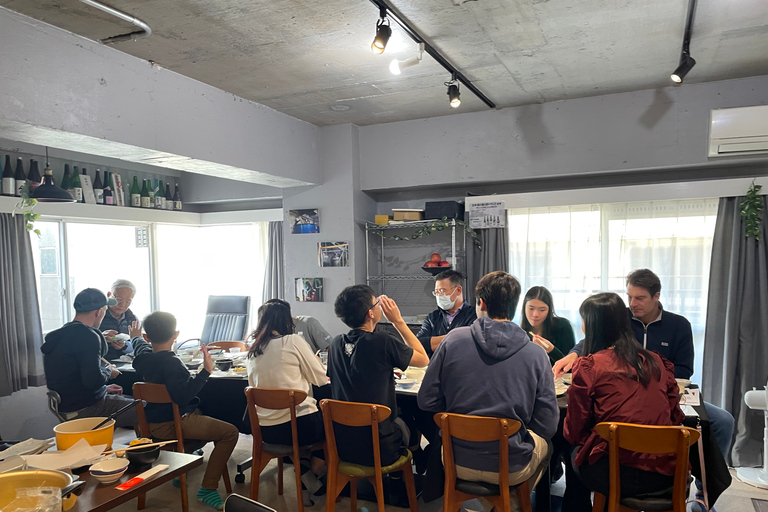 Tsukiji: Visita a pie al mercado exterior con degustación de sake