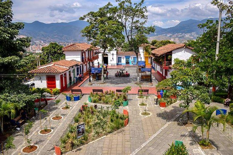 Medellín: City Sightseeing Tour, Comuna 13 and Major Sights. Shared sightseeing tour