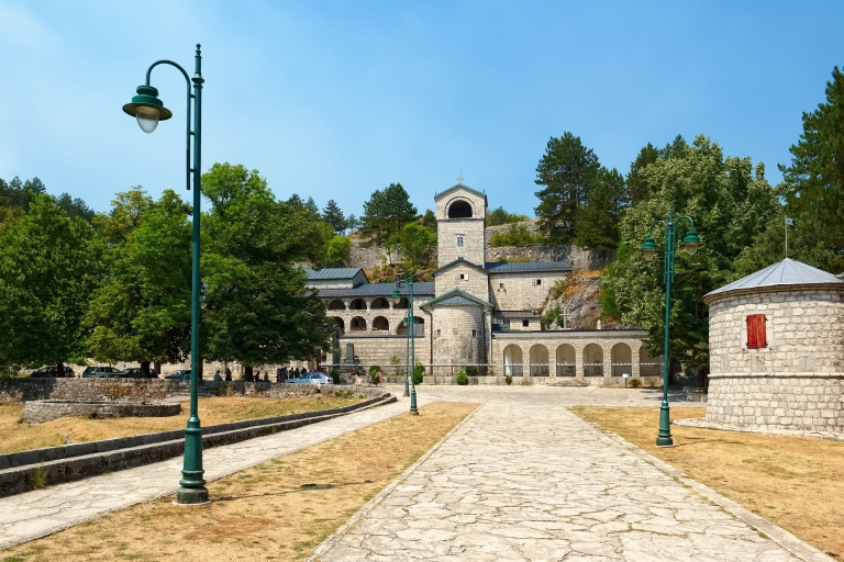 Visita a los monasterios (Monasterio de Cetije- Dajbabe- Monasterio de OstrogVisita al monasterio - Mercedes clase E