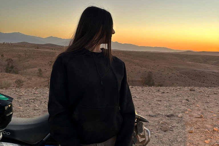 Marrakech: Tour in quad nel deserto di Agafay con cena e spettacolo