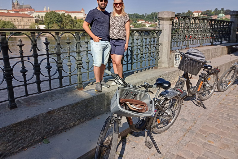 Praga: tour in e-bike di 3 ore sul comunismo e la seconda guerra mondialePraga: tour in e-bike del comunismo e della seconda guerra mondiale di 3 ore