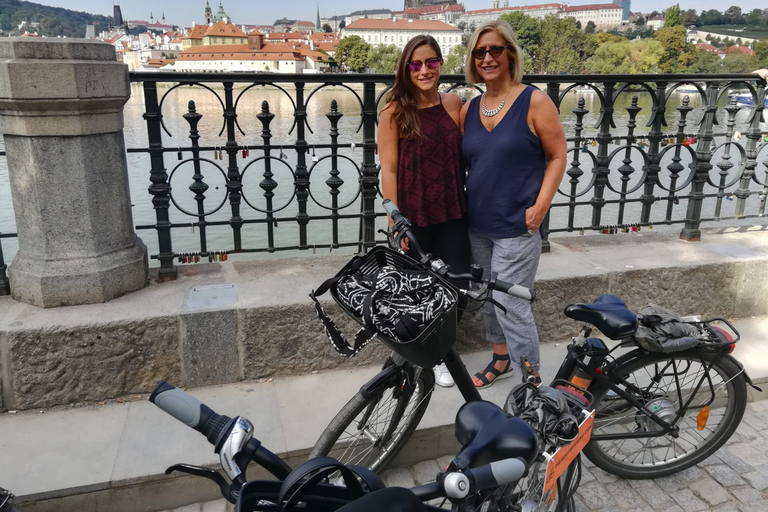 Praga: tour in e-bike di 3 ore sul comunismo e la seconda guerra mondialePraga: tour in e-bike del comunismo e della seconda guerra mondiale di 3 ore