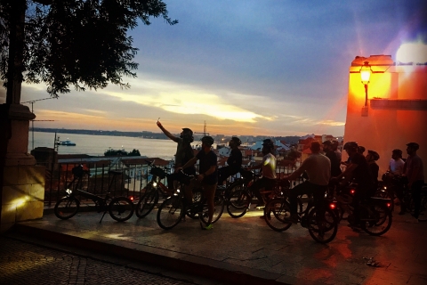 Lisbonne de nuit avec des vélos électriques