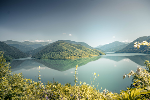 De Tbilisi: excursão privada a KazbegiDe Tbilisi: excursão guiada pelas montanhas da Geórgia e Kazbegi Day Tour