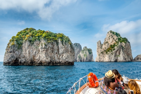 Capri: Ganztägige Tour mit Sessellift und Segelbootfahrt