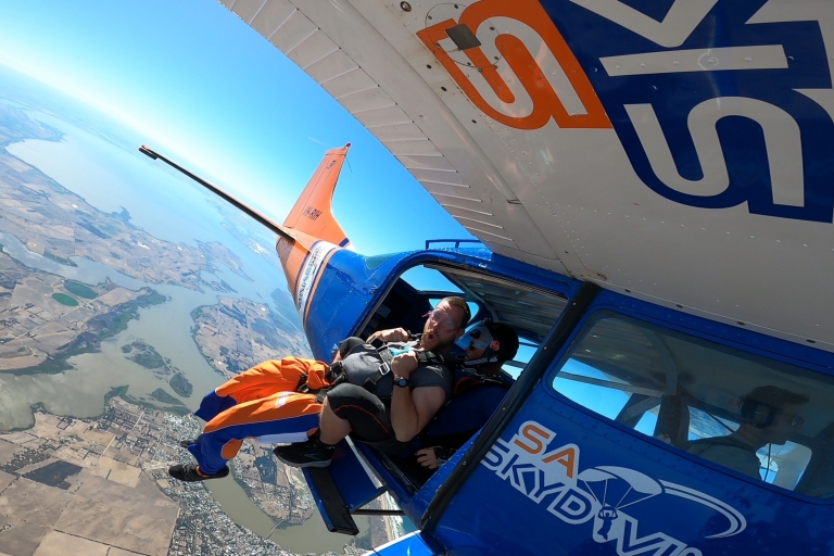 Adelaide: Tandem-Fallschirmspringen über dem Lake Alexandrina12.000ft Fallschirmsprung
