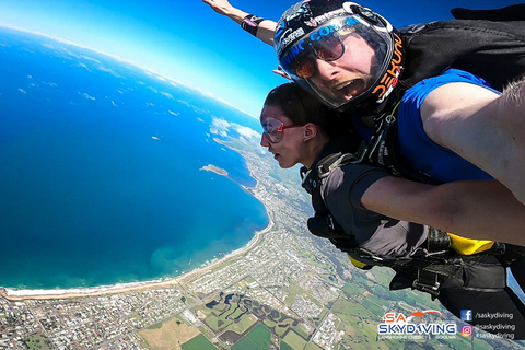 Adelaide: Tandem Skydiving Adventure over Goolwa 15,000ft over Goolwa