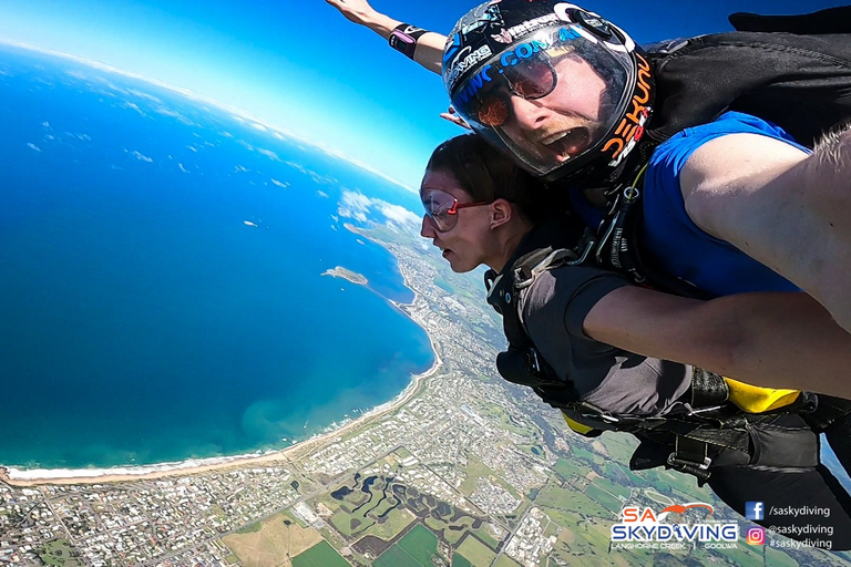 Adélaïde : Aventure en parachute en tandem au-dessus de Goolwa9 000ft au-dessus de Goolwa