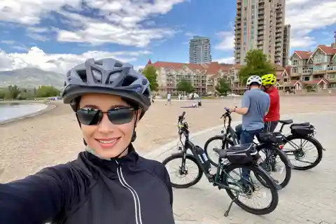 Kelowna: Wycieczka rowerowa z przewodnikiem po winach z lunchem i degustacją