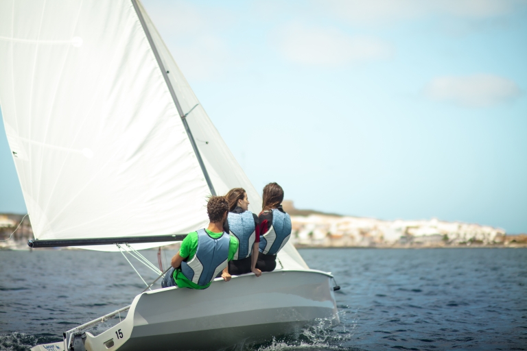 Zeilles bij een rubberboot op Menorca