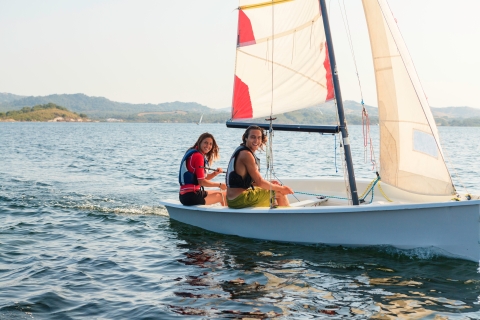 Lekcja żeglowania pontonem na Minorce