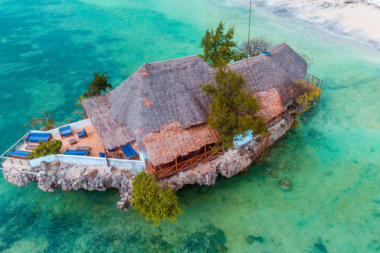 Visite de la ville de Stone Town ; visite de la forêt de Jozani ; grotte de Kuza ; plage de Paje.