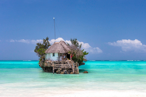 Visite de la ville de Stone Town ; visite de la forêt de Jozani ; grotte de Kuza ; plage de Paje.