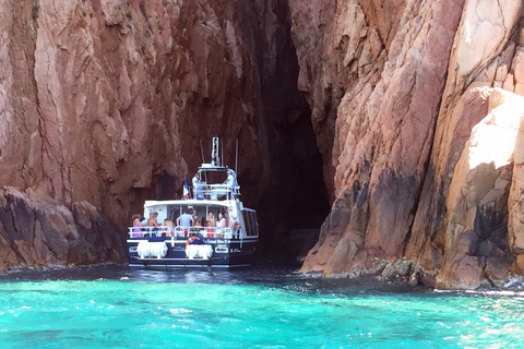 Cargèse: Calanques di Piana su una barca familiareCargèse: Gita in Barca alle Calanques di Piana e Capo Rosso