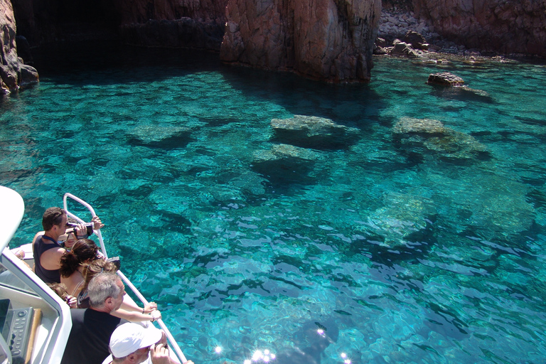 Cargèse: Calanques di Piana su una barca familiareCargèse: Gita in Barca alle Calanques di Piana e Capo Rosso