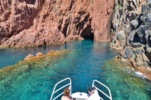 Cargèse: Calanques di Piana su una barca familiareCargèse: Gita in Barca alle Calanques di Piana e Capo Rosso