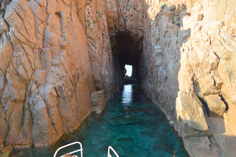 Cargèse: Calanques of Piana on a family boat Cargèse: Boat Trip to the Calanques of Piana and Capo Rosso