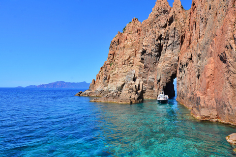 Cargèse: Calanques di Piana su una barca familiareCargèse: Gita in Barca alle Calanques di Piana e Capo Rosso