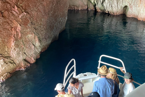 Cargèse: Calanques di Piana su una barca familiareCargèse: Gita in Barca alle Calanques di Piana e Capo Rosso