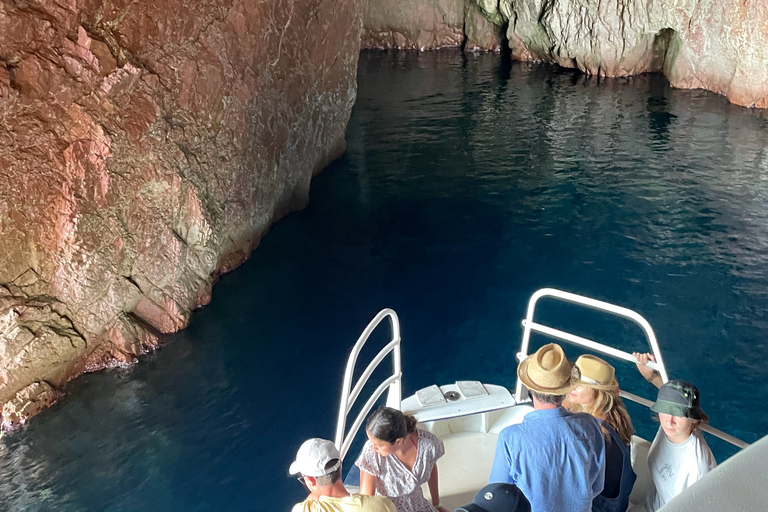 Cargèse: Calanques di Piana su una barca familiareCargèse: Gita in Barca alle Calanques di Piana e Capo Rosso