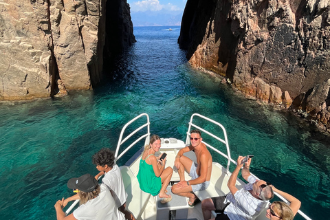 Cargèse: Calanques of Piana on a family boat Cargèse: Boat Trip to the Calanques of Piana and Capo Rosso