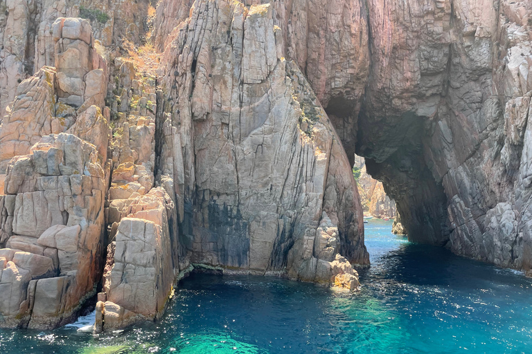 Cargèse: Calanques of Piana on a family boat Cargèse: Boat Trip to the Calanques of Piana and Capo Rosso