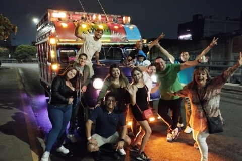 Medellin: feestbus met proeverijen van dj's en streetfoodFeestbus met DJ inbegrepen en 3 gastronomische hapjes