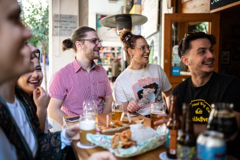 Ateny: piesza wycieczka z przewodnikiem po piwie rzemieślniczym i ulicznym jedzeniu